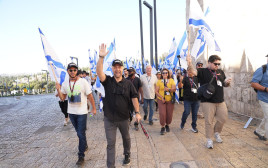 המשלחת בראשות הבישוף רוברט סטרנס (צילום: דודו קורן)