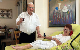 טוביה צפיר לצד אישתו יעל (צילום: פרטי)