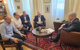 בנימין נתניהו עם פורום הגבורה (צילום: פורום הגבורה)
