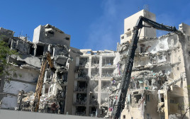 הריסת הבניין שנפגע מטיל איראני בבאר שבע (צילום: פלד ארבלי)