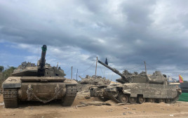 טנקים של צה"ל בשטחי הכינוס: לקראת יציאה מרצועת עזה (צילום: אבי אשכנזי)