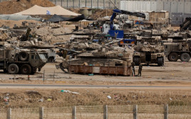 טנקים ישראלים ברצועת עזה (צילום: רויטרס)