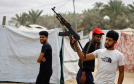 בעזה מציינים את הסכם הפסקת האש (צילום: REUTERS/Mahmoud Issa)