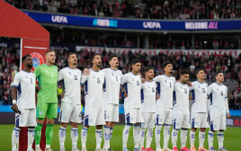 שחקני נבחרת ישראל עומדים בהמנון מול נבחרת נורבגיה (צילום: GettyImages, FREDRIK VARFJELL/AFP)