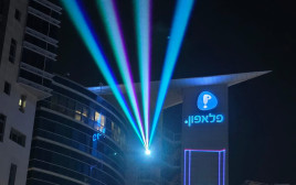 מיצג אור על בניין פלאפון בפתח תקווה (צילום: יוני ספיר)