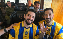 גלי וזיו ברמן עם חולצות מכבי תל אביב (צילום: שימוש לפי סעיף 27א')