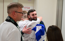 מתן אנגרסט עם המשפחה (צילום: רפי בן חקון, לע''מ)