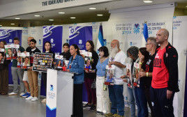 הצהרת משפחות החטופים באיכילוב (צילום: אבשלום ששוני)