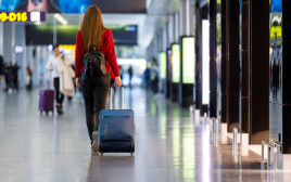 אישה בשדה תעופה (צילום: שאטרסטוק)