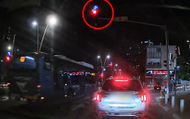 קו 67 של דן ברמת גן חוצה באדום (צילום: מצלמת דרך)
