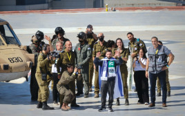 מתן אנגרסט חוזר לישראל  (צילום: יוסי זמיר)