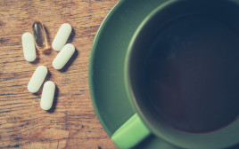 קפה וכדורים אילוסטרציה (צילום: אינגאימג')