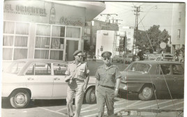 רבין יוצא ממסעדת אולימפיה (צילום: נתן זהבי)