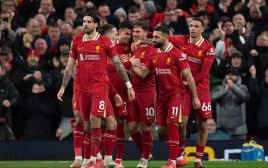 שחקני ליברפול חוגגים (צילום: Visionhaus)