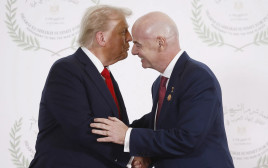 נשיא ארצות הברית דונלד טראמפ עם ג'אני אינפנטינו נשיא פיפ"א במפגש הפסגה בשארם א-שייח' (צילום: GettyImages, YOAN VALAT/POOL/AFP)