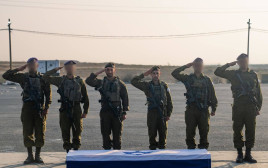 חיילי צה"ל מצדיעים ליד ארונו של סגן הדר גולדין ז"ל (צילום: דובר צהל)