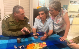 אייל זמיר בבית משפחת גולדין (צילום: דובר צה"ל)