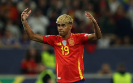 לאמין ימאל במדי נבחרת ספרד (צילום: Alexander Hassenstein / Staff)