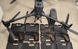 רחפנים ואקדחים שהוחרמו ע"י צה"ל (צילום: דובר צה"ל)