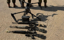רחפן ורובים שהוחרמו על ידי צה"ל (צילום: דובר צה"ל)