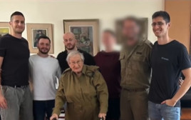 חנה כץ גוטמן עם הדרגות החדשות (צילום: דובר צה"ל)