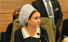 לימור סון הר מלך עם סיכת חבל התלייה (צילום: אברהם בלוך)