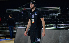 הסנטר האמריקאי זאק הנקינס (צילום: GettyImages, ALTAN GOCHER/Hans Lucas/AFP)