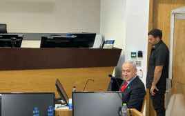 בנימין נתניהו בעדותו בבית המשפט המחוזי בת"א, 09.12.2025 (צילום: וואלה!,אורי סלע)