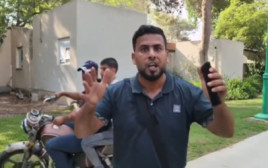 מחבל בקיבוץ בארי  (צילום: צילום מסך רשתות ערביות)