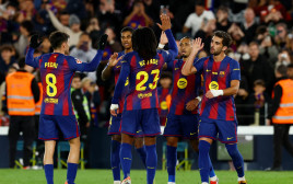 שחקני ברצלונה חוגגים (צילום: רויטרס)