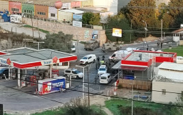 כוחות משטרה בתחנת הדלק בקדומים לאחר החשד לפיגוע (צילום: TPS)