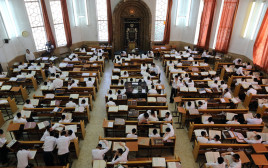 תלמידי ישיבה בבני ברק (צילום: יעקב נאומי, פלאש 90)