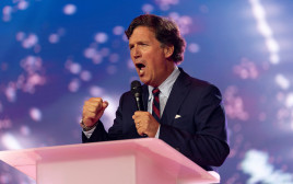 טאקר קרלסון בוועידת "אמריקה פסט" באריזונה (צילום: רויטרס)