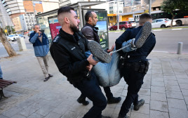 מעצר מפגינים מול ביתו של אמיר אוחנה בתל אביב (צילום: אבשלום ששוני)