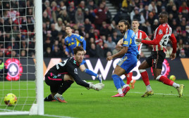 דומיניק קלברט-לואין שחקן לידס יונייטד כובש לרשת רובין רופס שוער סנדרלנד (צילום: רויטרס)