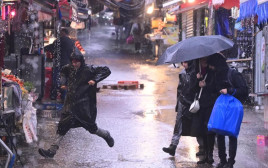 מזג אוויר גשום, חורף בתל אביב (צילום: אבשלום ששוני)