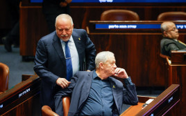 בני גנץ, אביגדור ליברמן בישיבת 40 חתימות (צילום: נועם מושקוביץ, דוברות הכנסת)