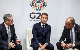 פרידריך מרץ, עמנואל מקרון וקיר סטארמר (צילום: רויטרס)