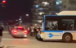 תיעוד דריסת הנער בהפגנת החרדים (צילום: צילום מסך)