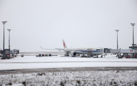 שדה התעופה בפריז מכוסה בשלג (צילום: רויטרס)