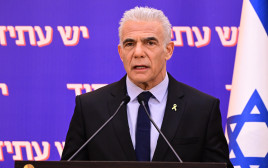 יאיר לפיד בהצהרה לתקשורת בעקבות הדיון בבג"ץ (צילום: אבשלום ששוני)