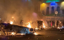 הצתה מול מסגד באיראן, הפגנות באיראן (צילום: רשתות חברתיות, שימוש לפי סעיף 27 א')