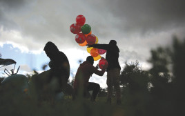 הכנת בלוני נפץ בעזה (צילום: עלי אחמד, פלאש 90)