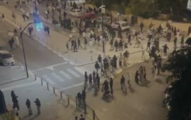 עשרות צעירים בקטטה בפתח תקווה (צילום: צילום מסך)
