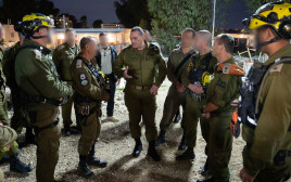 הרמטכ"ל אייל זמיר במהלך הביקור בפיקוד העורף (צילום: דובר צה"ל)