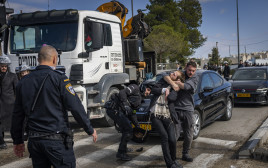 שוטר עוצר מפגין חרדי שחסם את הכביש  (צילום: חיים גולדברג פלאש 90)