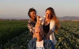 עוזי מאירי עם בנותיו רינת ונעמי (צילום: אלעד דרור)