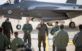 אייל זמיר בבסיס נבטים (צילום: דובר צה"ל)