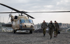 חיילי צה"ל והרמטכ"ל בשטח (צילום: דובר צה"ל)