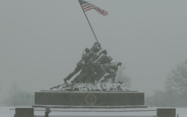 האנדרטה של חיל הנחתים האמריקאי בווירג'יניה במהלך סופת שלג (צילום: רויטרס)